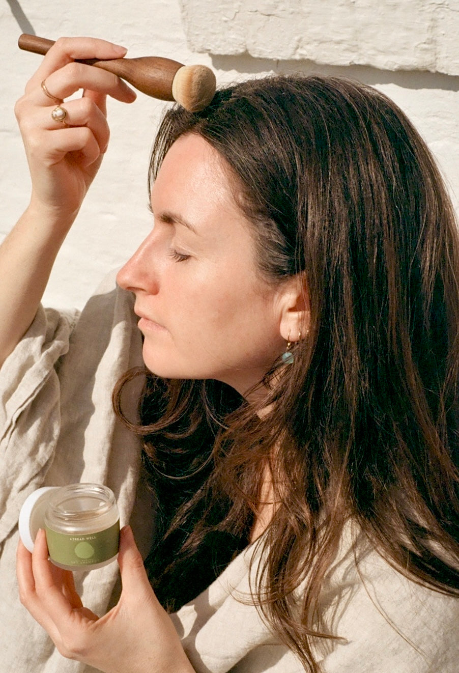 Dry Shampoo and Brush for removing excess oil